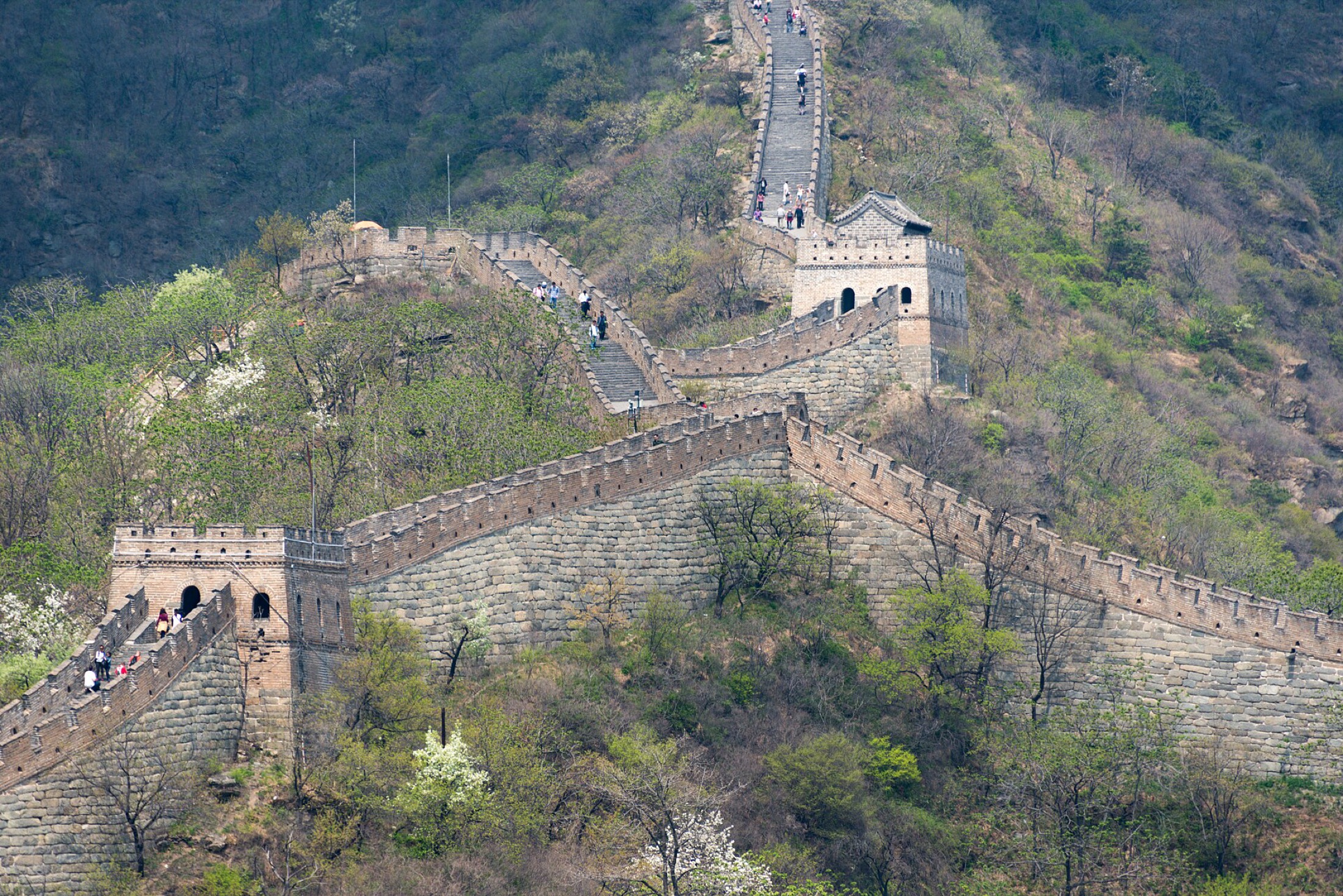 Tramo empinado de la Gran Muralla China con escalones de piedra