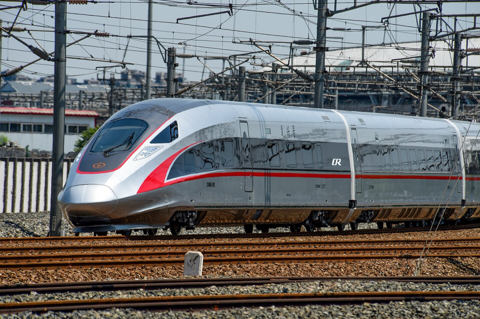 Tren bala chino en el andén de una estación