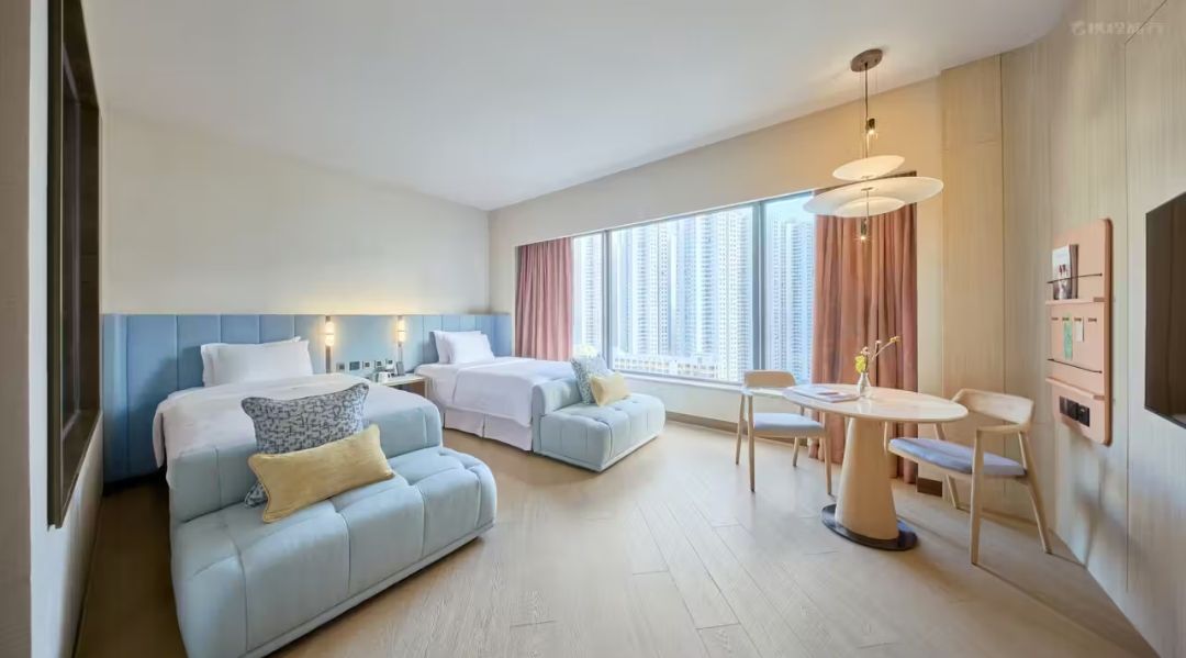 Habitación con dos camas de The Royal Garden Kowloon East
