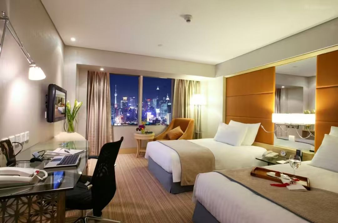 Habitación del Shanghai Jin Jiang Tower con vista nocturna a Pudong