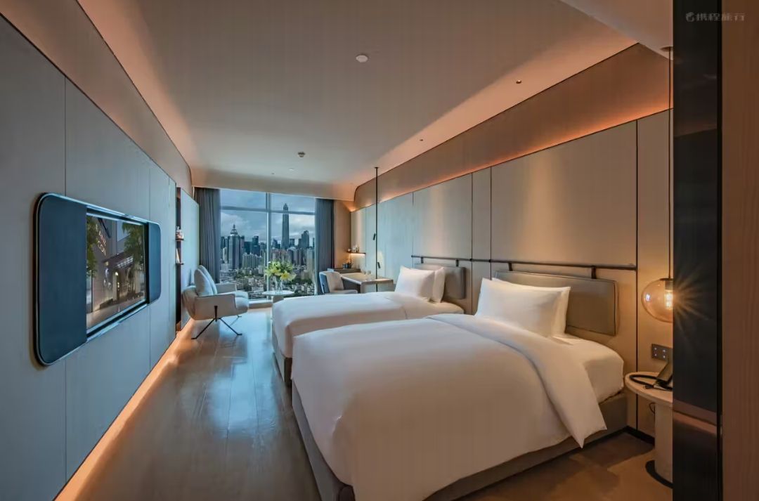 Habitación del ICON LAB Hotel con vista a los rascacielos de Shenzhen